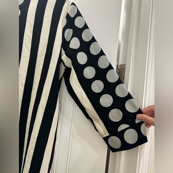 Ali Miles Black and White Graphic Asymmetrical 3/4 Sleeve Top - Picture 4 of 8